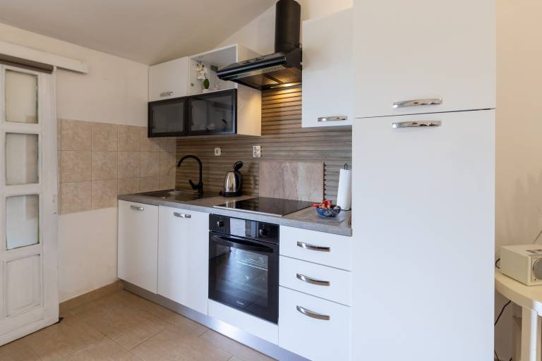 Beautiful rental apartment with BBQ, terrace & yard | Dogs allowed — photo 4