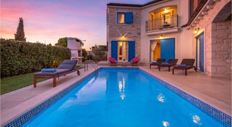 Vacation home with pool — photo 2