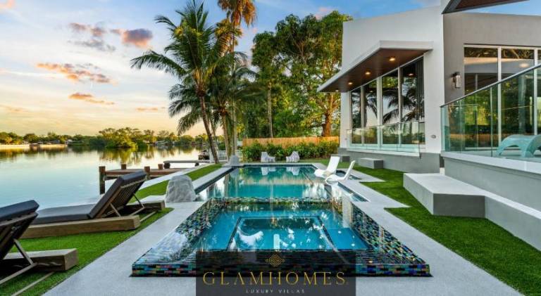 Villa with jacuzzi & pool in Aventura, FL