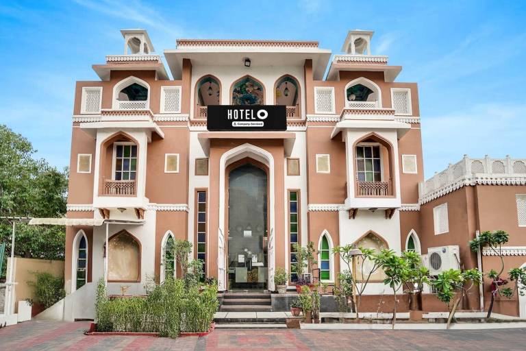 Hotel O Mansarovar Near Metro Station