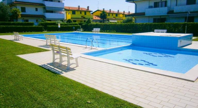 Rental apartment with patio, pool & yard in Caorle