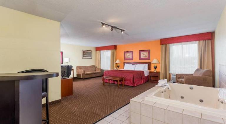 Days Inn & Suites by Wyndham Bloomington/Normal IL — photo 2