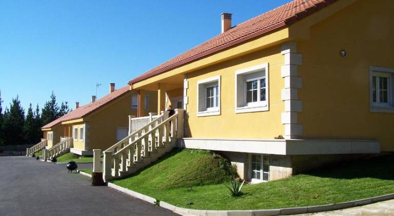 Serviced apartment with barbecue, terrace & yard in Carballo