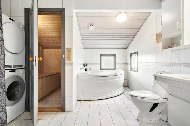 House with sauna, hot tub & patio — photo 4