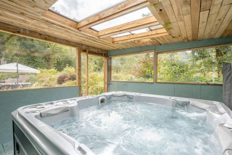 Family-friendly cottage with hot tub, BBQ & yard | Dogs allowed — photo 3