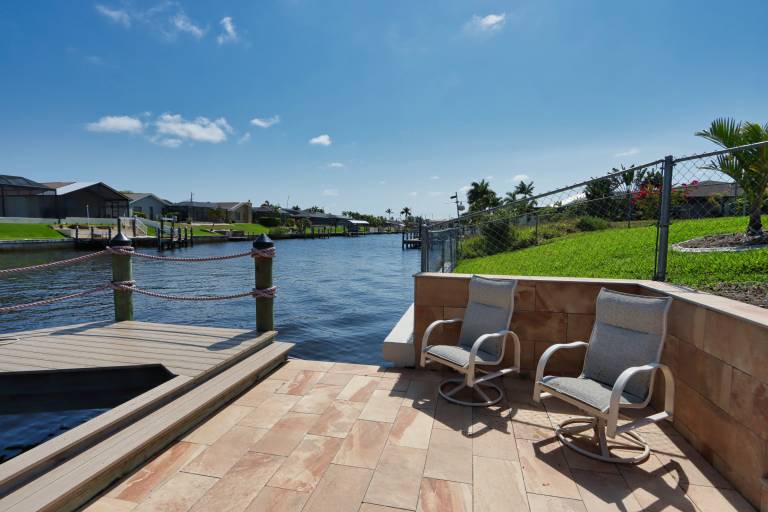 Stunning gorgeously remodeled canal-front pool home in Cape Coral - La Dolce Vita — photo 4