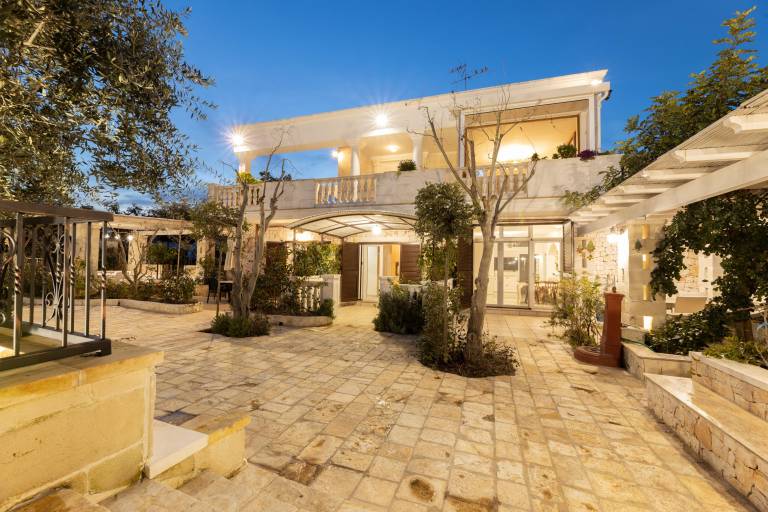 Apartment with pool, BBQ & yard — photo 5
