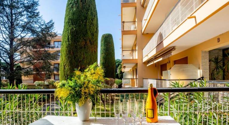 Rental apartment with terrace, private pool & yard — photo 4
