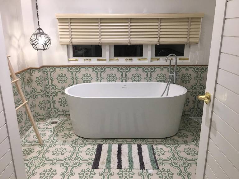 House with hot tub — photo 3