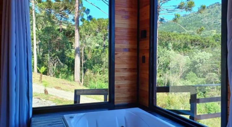 Lodge with hot tub & garden in Urubici
