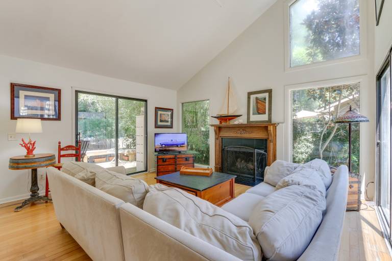 2 Mi to Beach: Hilton Head Home w/ Furnished Deck — photo 4