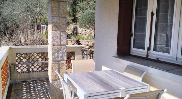 Rental apartment with patio — photo 2