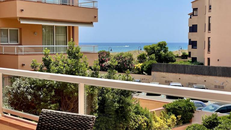 Apartment with terrace, pool & yard in Begur