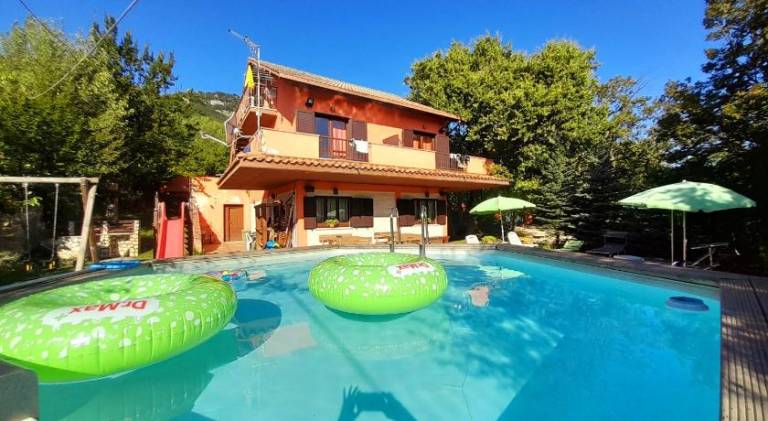 Apartment with pool, yard & terrace in Pescara