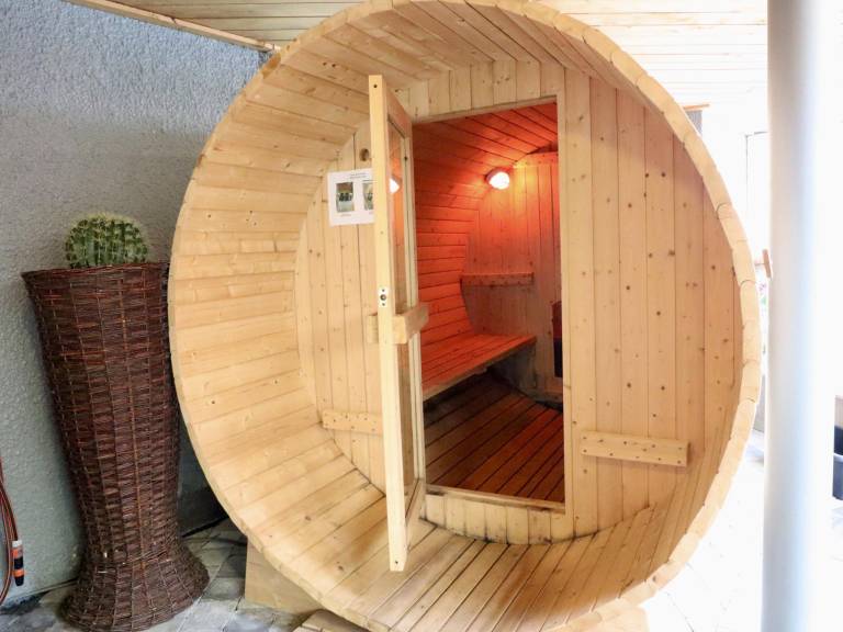 House with swimming pool, hot tub, games — photo 2