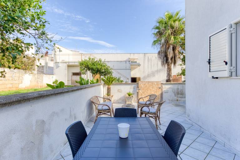 House with fast internet, yard & terrace | Garden view in Presicce-Acquarica