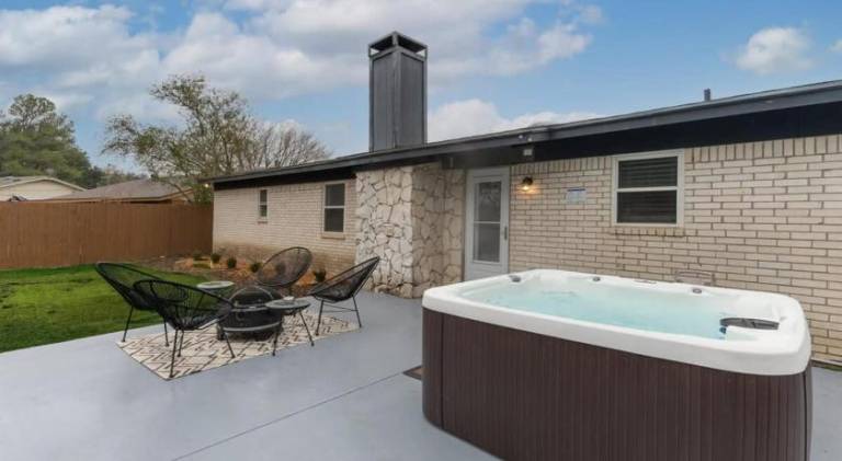 Vacation home with pool — photo 5