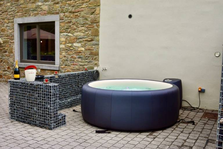 House with jacuzzi, yard & barbeque | Nature view — photo 4