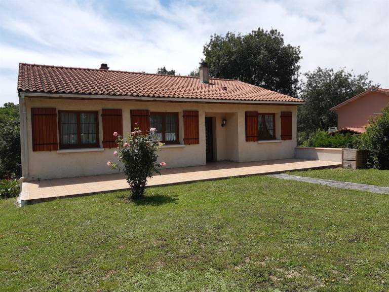 Gite with patio, BBQ & private pool — photo 3