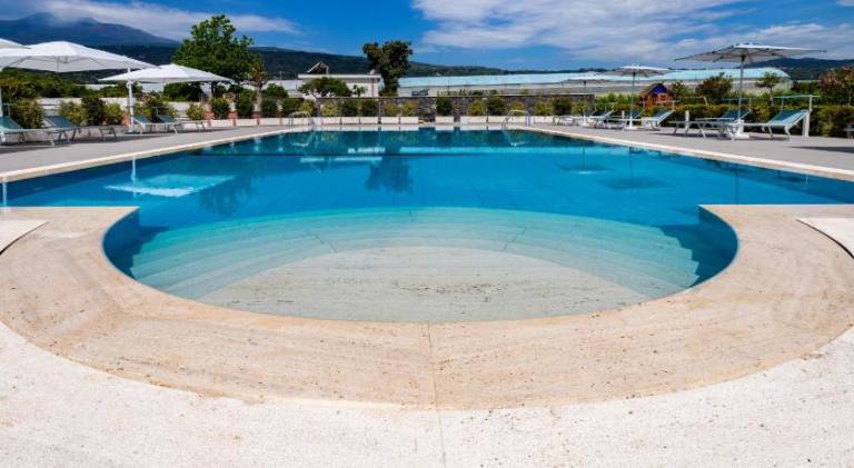 Beautiful farm with barbecue, terrace & pool | Pets allowed — photo 2