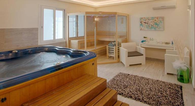 Serviced apartment with terrace, pool & jacuzzi | Pet-friendly — photo 2