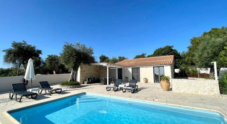 Villa with terrace, private pool & yard | Dogs allowed — photo 5