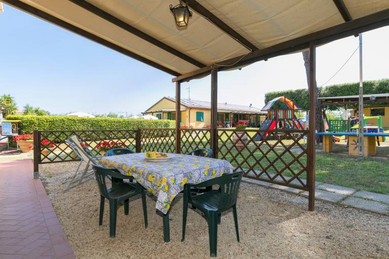 Farm with BBQ, yard & patio | Garden view — photo 5