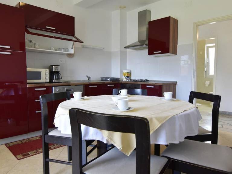 Holiday apartment with patio & garden — photo 3