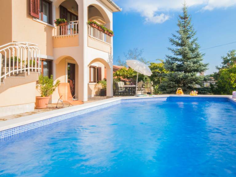 Child-friendly rental with garden, terrace & pool | Pool view | Dogs allowed — photo 2