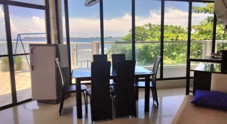 Glass Palace House Rental — photo 3