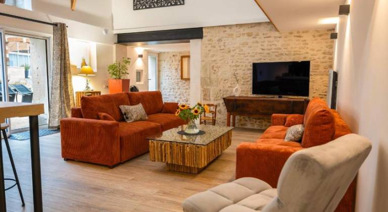 Beautiful vacation home with private pool, patio & yard | Dogs allowed in Chatel