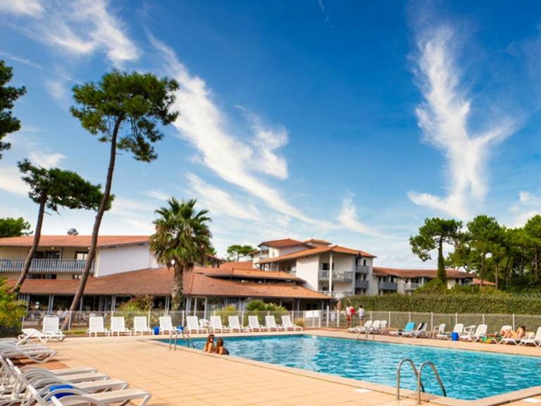 Holiday apartment with pool & patio in Dax