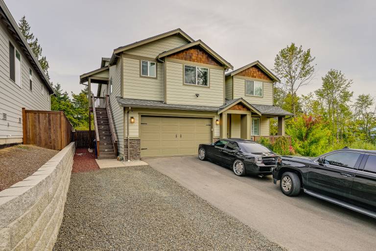 Easy Commuting! Modern SeaTac Unit w/ Fireplace — photo 3
