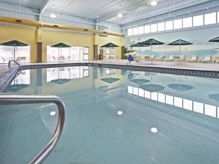 La Quinta Inn & Suites by Wyndham Cincinnati Sharonville — photo 2