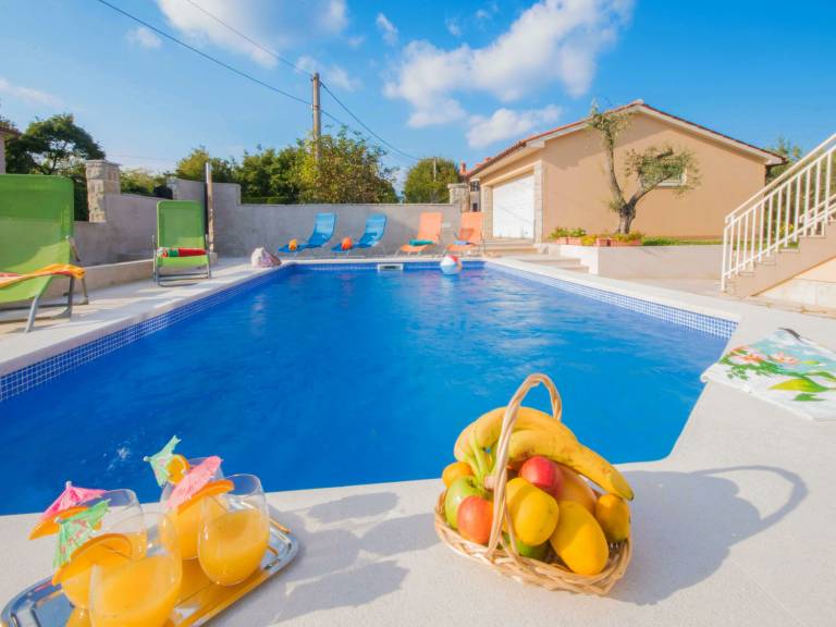 Child-friendly rental with garden, terrace & pool | Pool view | Dogs allowed — photo 5