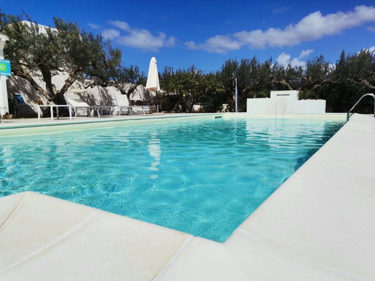 Rental apartment with patio, barbeque & pool | Pet-friendly — photo 3
