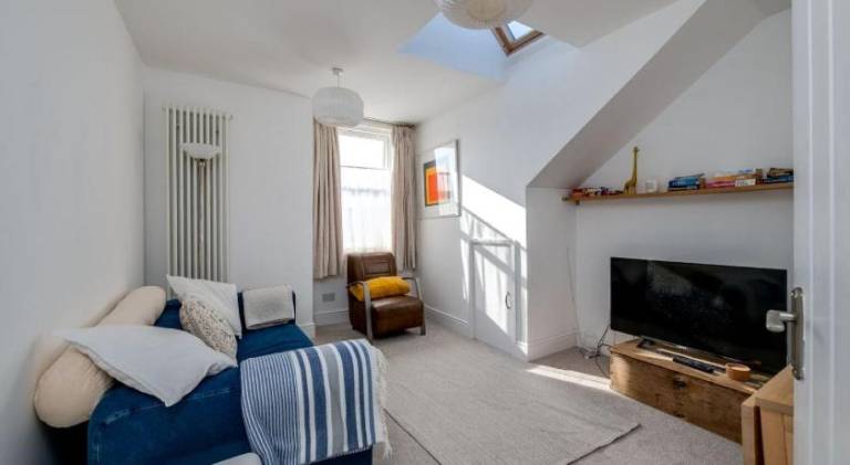2-Bedroom Stunning Spacious Loft Apt Near Beach Sleeps 4 with Sea View, Pet-friendly - by Blue Puffi — photo 2