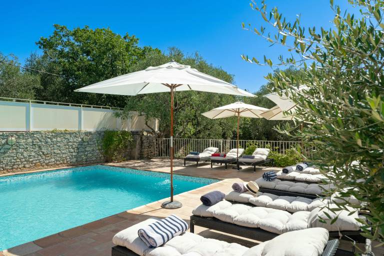 Vacation home with patio, barbeque & garden — photo 3