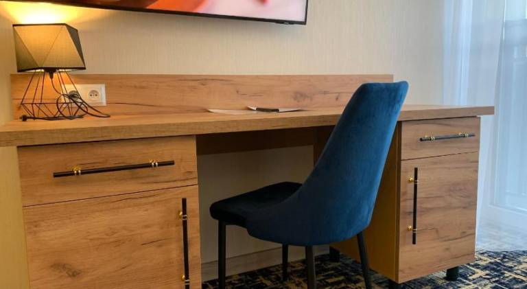 Serviced apartment with yard & patio — photo 4