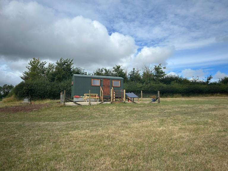 1 Bed Hut Sleeps 2 Parking Smoking