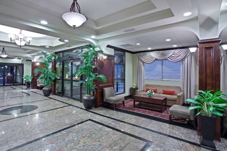 La Quinta Inn & Suites by Wyndham Downtown Conference Center — photo 3
