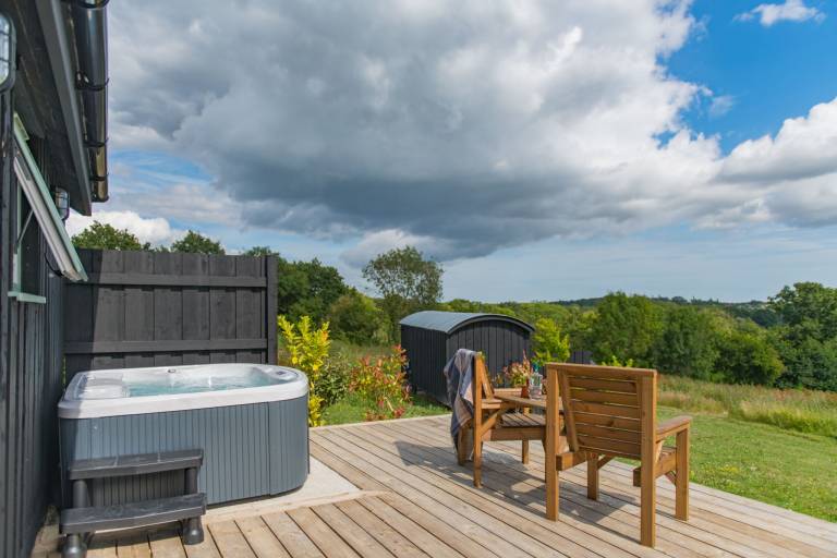 Cottage with patio & jacuzzi | Pets allowed — photo 3