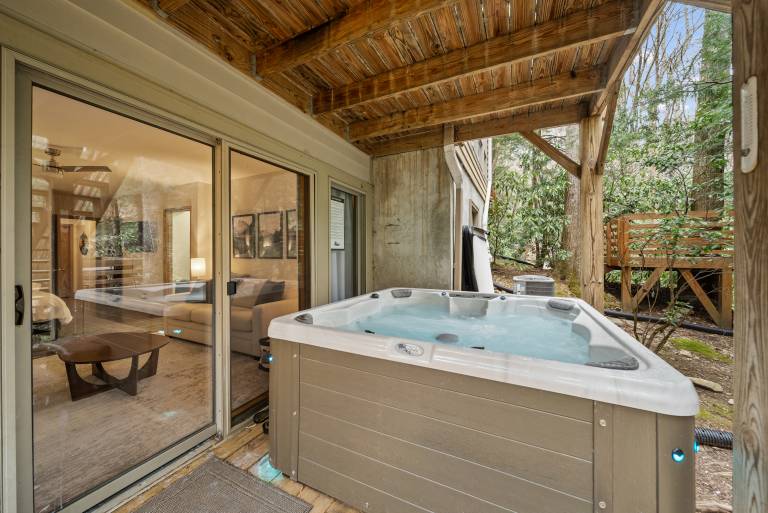 Family-friendly charming house with jacuzzi, heated pool & patio | Mountain view | Pets allowed — photo 3