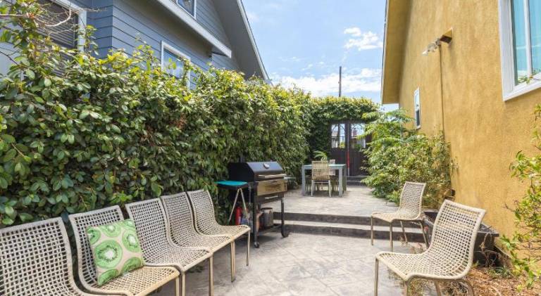 Vacation home with pool, terrace & yard — photo 5