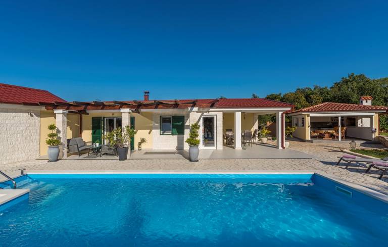 Fully equipped villa with BBQ, private pool & garden | Pets allowed — photo 4