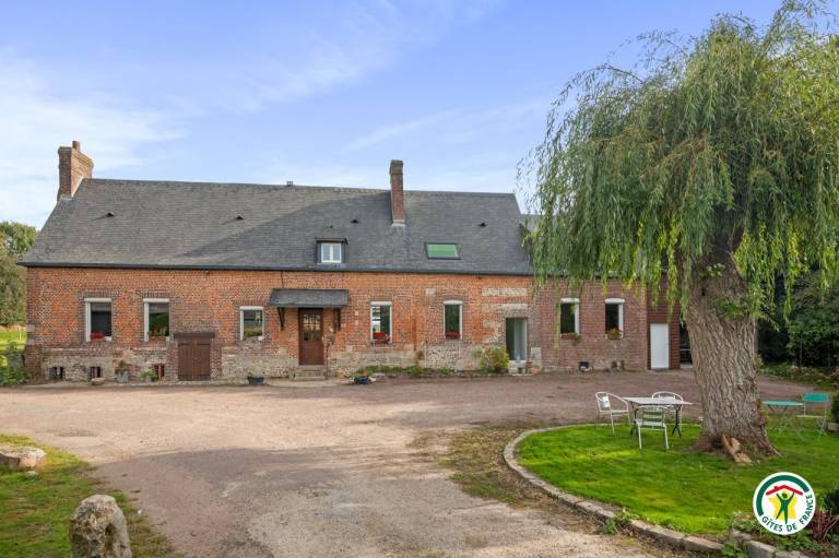 Gite with BBQ, terrace & yard in Rouen