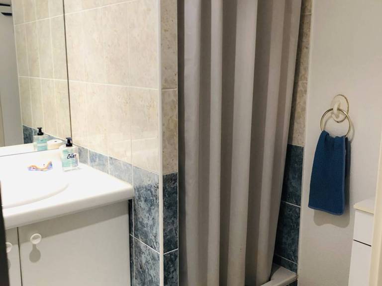Central Arcachon: 400m from Beach, T2 with Balcony, Parking, and Pet-Friendly — photo 4