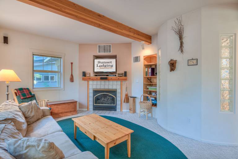 Cozy Dog-Friendly Retreat with Hot Tub & SHARC Passes in Sunriver — photo 4