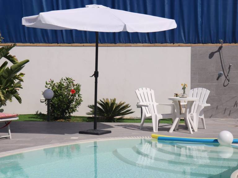 Vacation home with private pool, grill & patio — photo 4