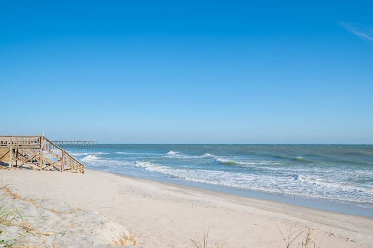 Vacation home with yard & barbeque | Water view — photo 3